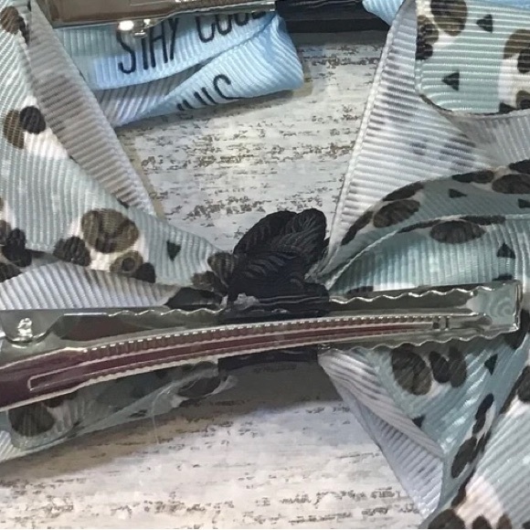 ⭐️[2/$12.00]⭐️ Hair Clip - Picture 2 of 2